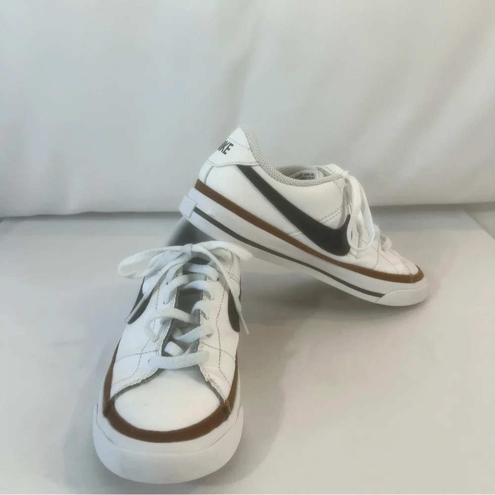 Nike Kids White and Black Sneakers size: US 4 Y